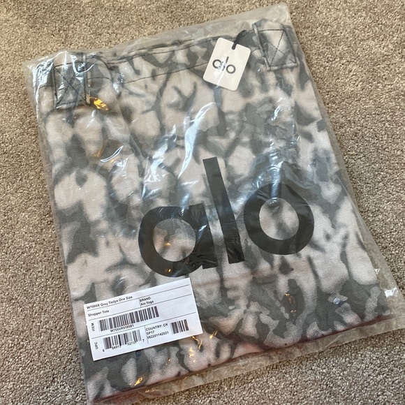 ALO Yoga Handbags - ALO - Shopper Tote - Brand New